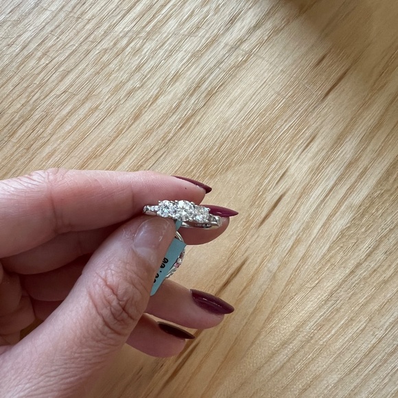 Moissanite Solitaire Ring – 1.50 CT, VVS1 D Color – 925 Silver – Women’s Size 6 - Picture 3 of 14